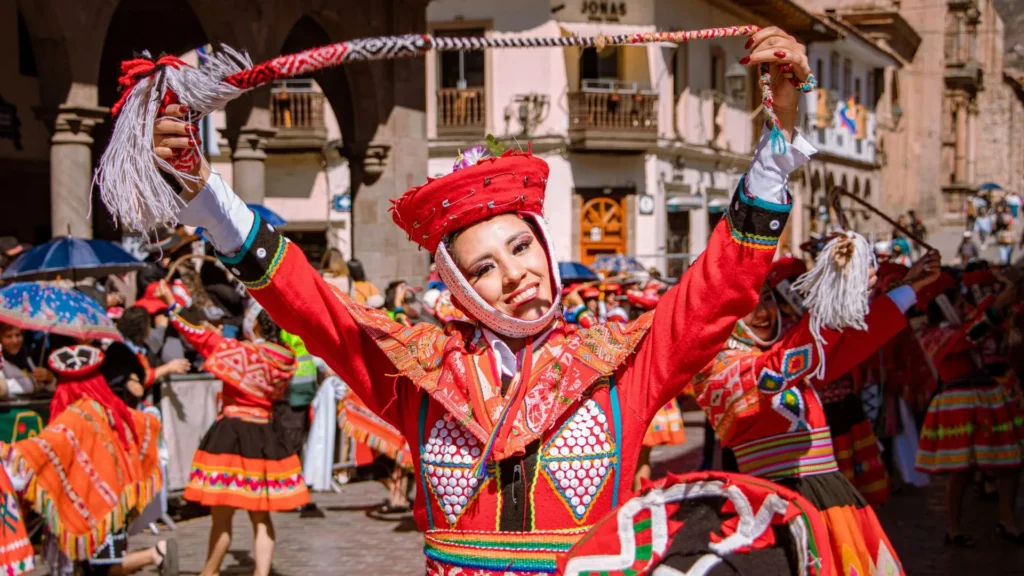 Danzas auténticas del Cusco en la plaza de Armas