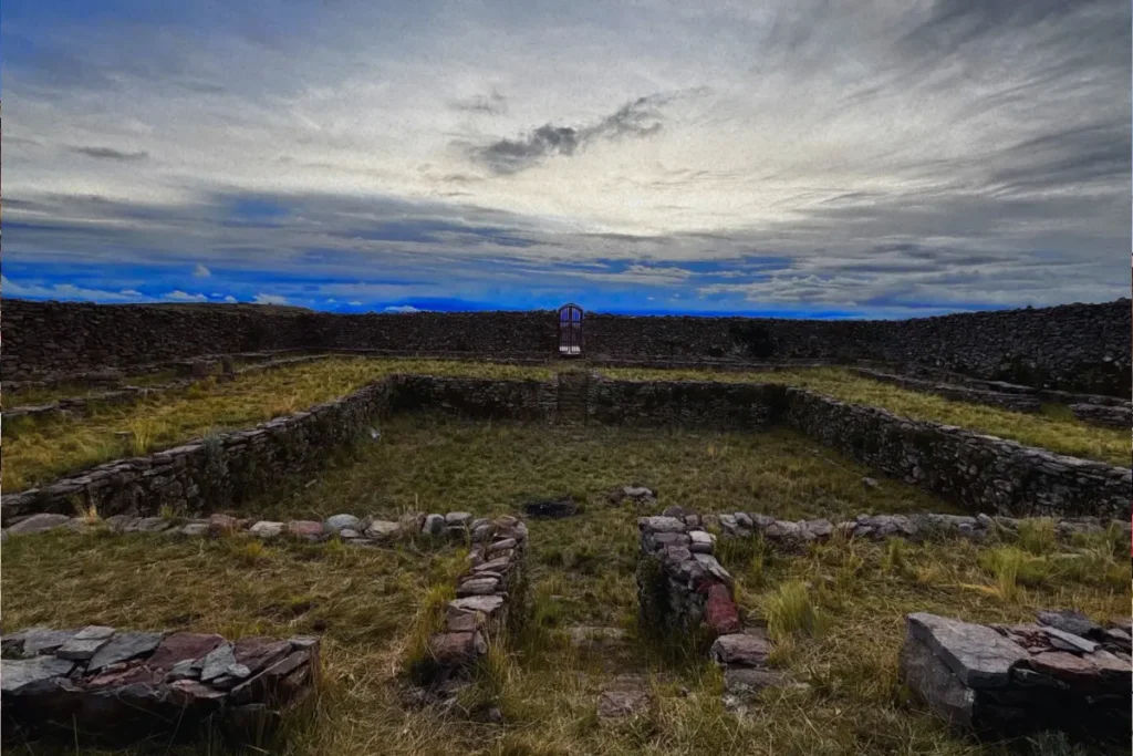 Atardecer panorámico sobre el Lago Titicaca desde la Isla Amantaní, Puno, Perú.