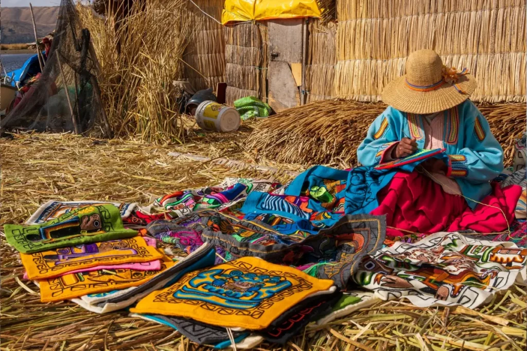 Mujer Uru vendiendo artesanías textiles hechas a mano en las islas flotantes.