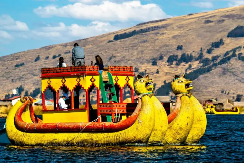 Paseo tradicional en balsa de totora, transporte ancestral en el Lago Titicaca, Puno.