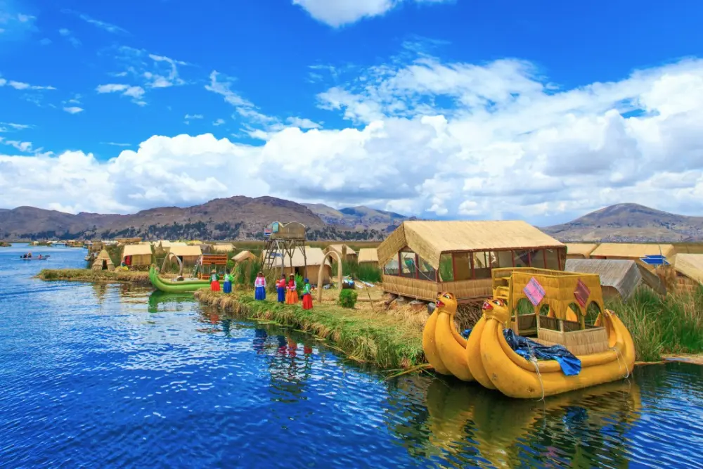 Paisaje de las Islas Flotantes de los Uros construidas de totora en el Lago Titicaca.