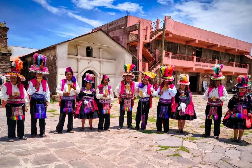 Comuneros de la Isla Taquile luciendo sus famosos textiles y vestimenta tradicional.