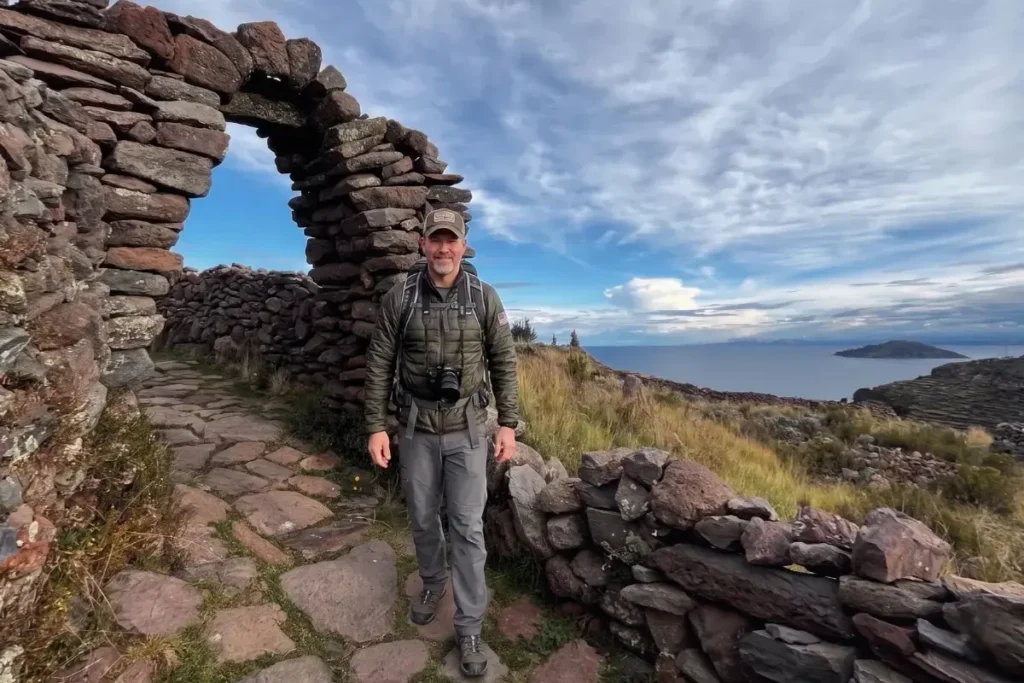 Turista disfrutando de una experiencia de turismo vivencial en la Isla Amantaní.