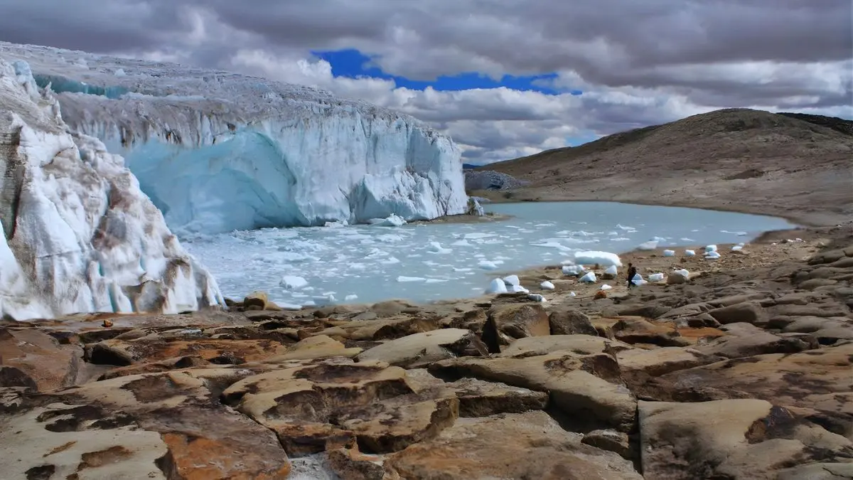 Extensa llanura de hielo blanco brillante contrastando con el cielo cusqueño.
