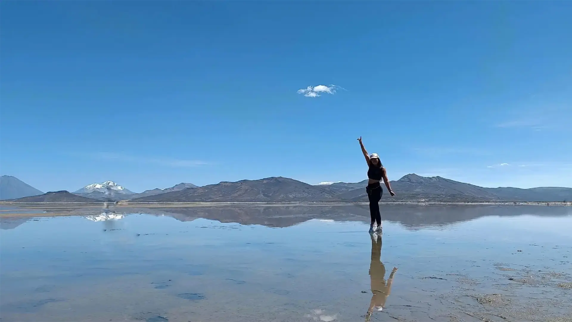 Turista posando sobre la Laguna de Salinas