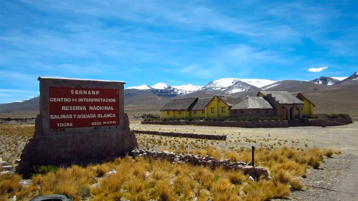 Fachada del centro de interpretación de la Reserva Nacional de Salinas y Aguada Blanca