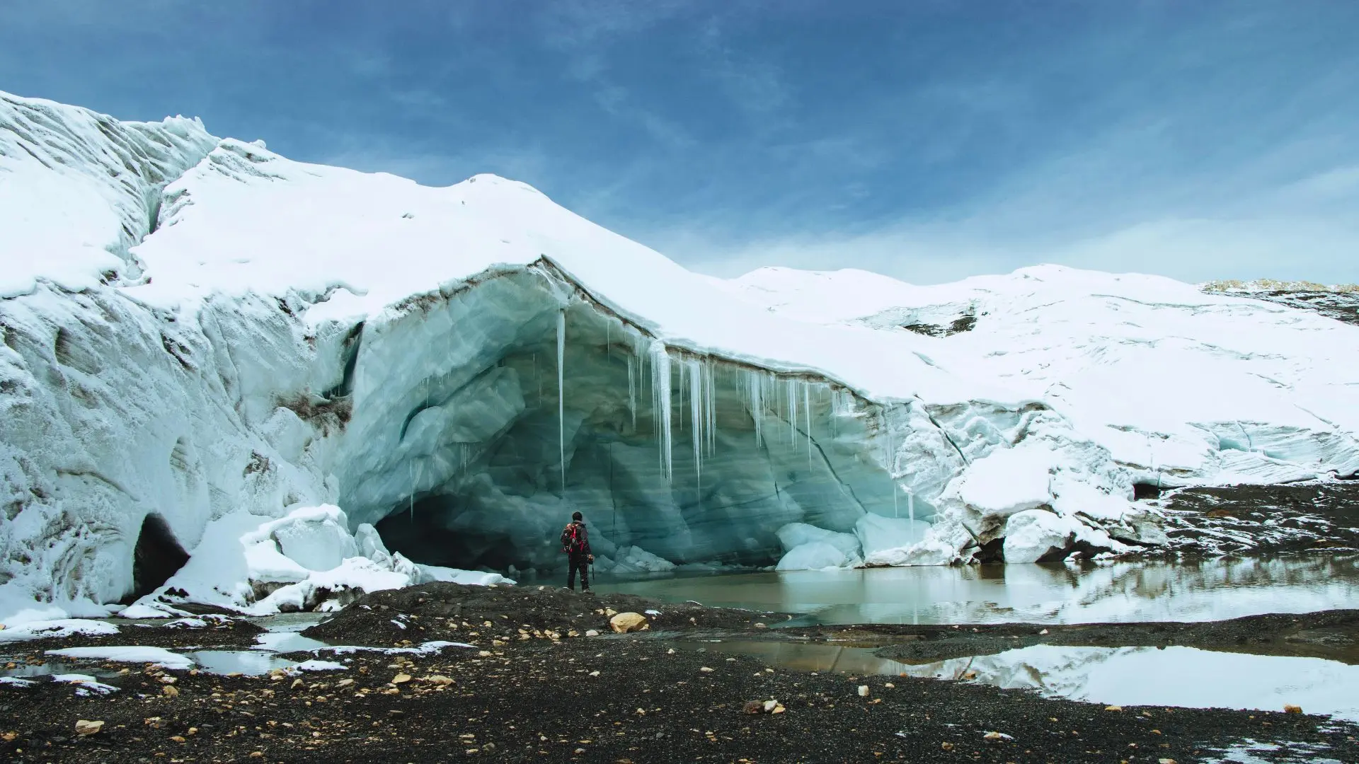 Excursionista de espaldas observando la inmensidad de la capa de hielo tropical del Glaciar de Qelccaya.