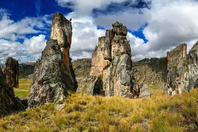 Formaciones rocosas gigantes de origen volcánico en el Bosque de Piedras de Imata, Arequipa.