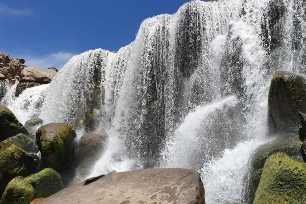 Vista panorámica de la Catarata de Pillones rodeada de formaciones rocosas en Arequipa.